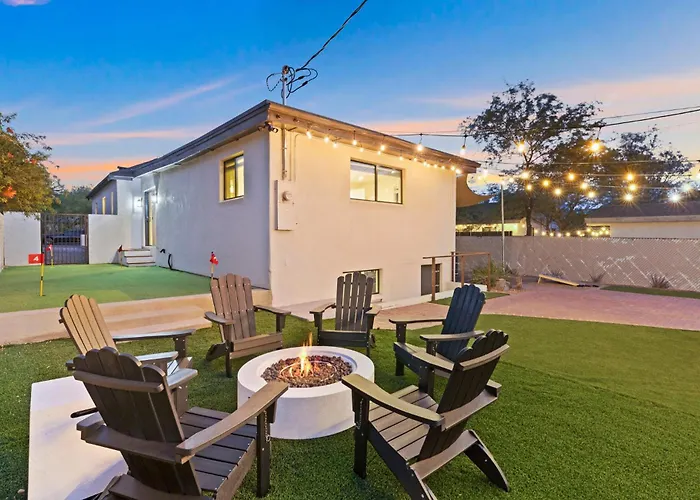 Luxury 5 Bedroom Retreat Sleeps 11 Near U Of A