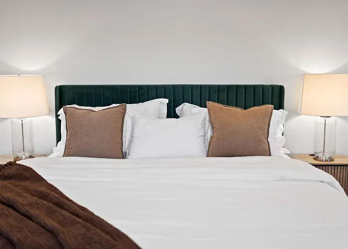 Luxury 5 Bedroom Retreat Sleeps 11 Near U Of A *