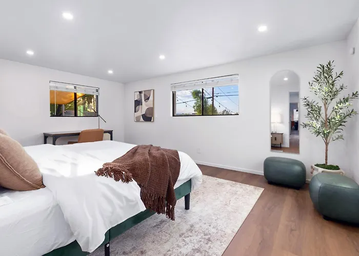 Luxury 5 Bedroom Retreat Sleeps 11 Near U Of A *