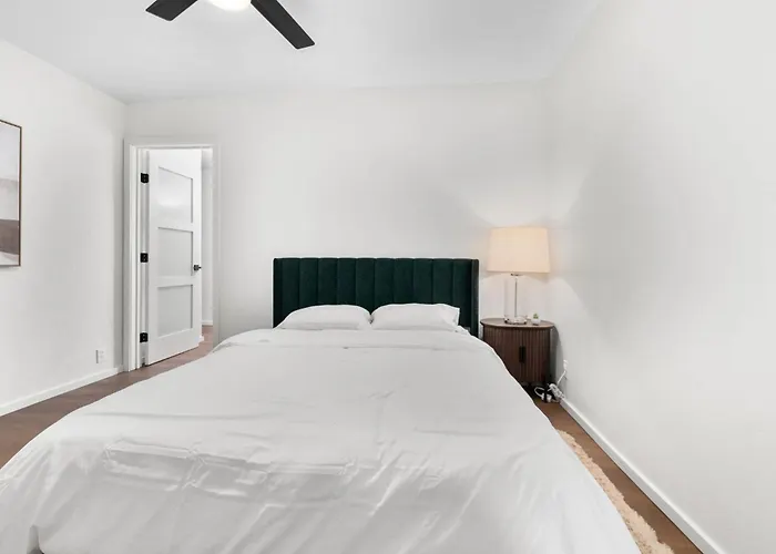 Luxury 5 Bedroom Retreat Sleeps 11 Near U Of A *