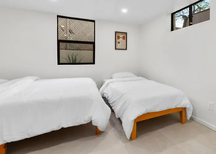 Luxury 5 Bedroom Retreat Sleeps 11 Near U Of A *